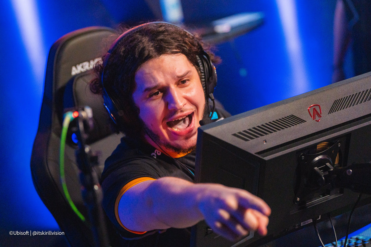 Spieler am Gaming-Monitor bei einem Turnier
