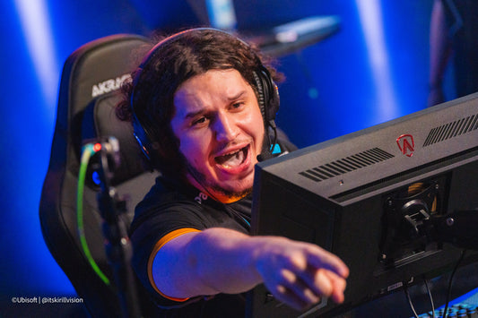 Spieler am Gaming-Monitor bei einem Turnier