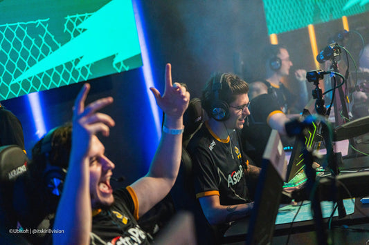 Spieler jubeln an ihren Plätzen bei einem Gaming-Event