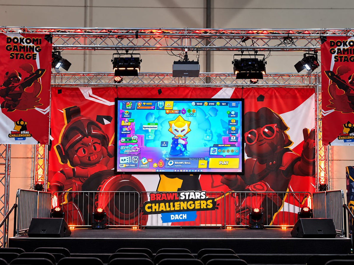 Eventbühne mit Traversen, Licht und Screen auf der Dokomi
