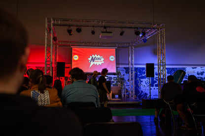 Beleuchtete Community Stage mit Publikum