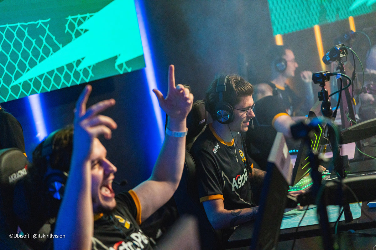 Spieler jubeln an ihren Plätzen bei einem Gaming-Event