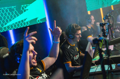 Spieler jubeln an ihren Plätzen bei einem Gaming-Event
