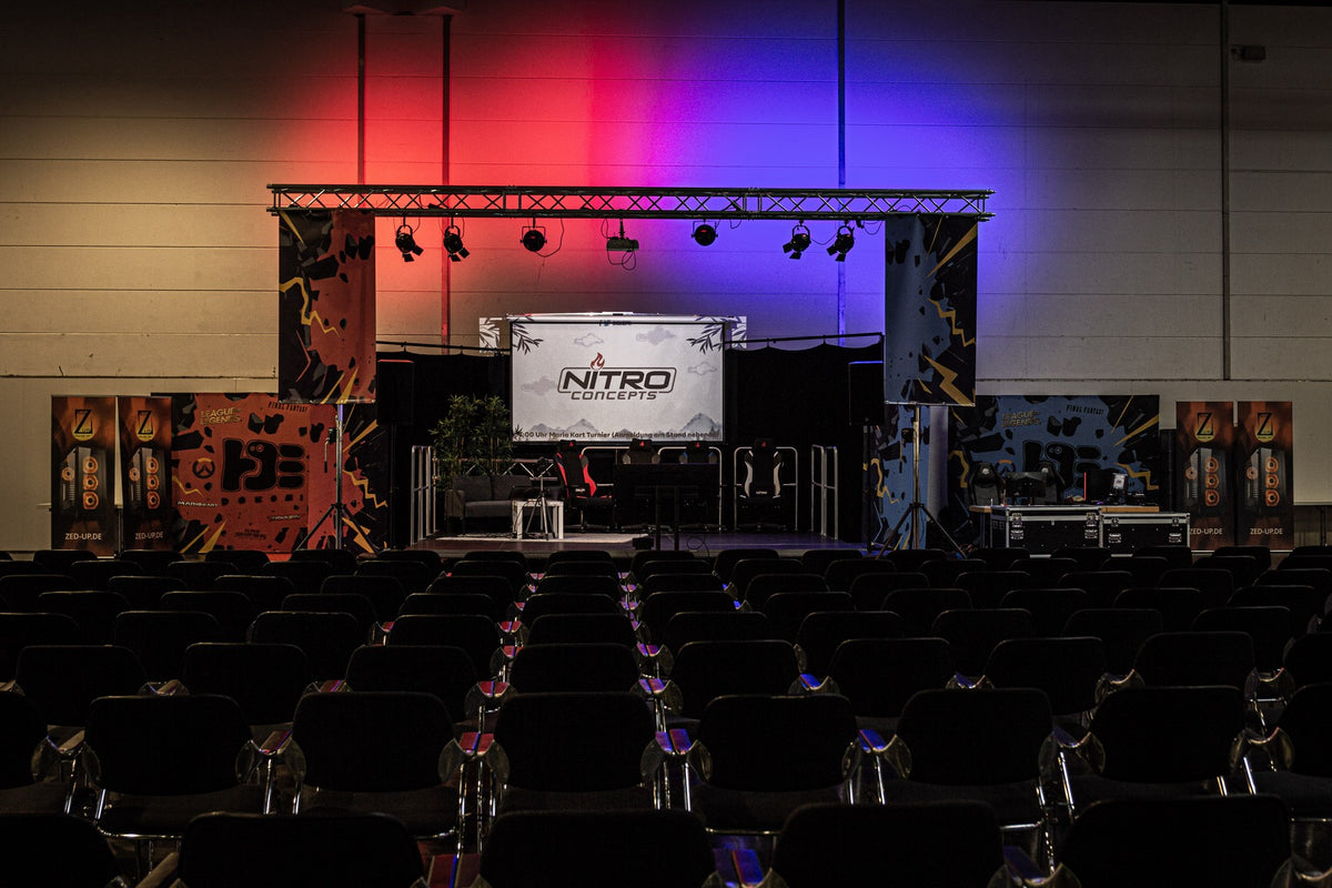 Bühne mit Lichtshow und Publikumsbereich vor einem Esports-Event