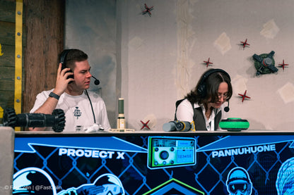 Zwei Caster am Kommentatorenpult beim Grand Final des R6 Central Combine 2026