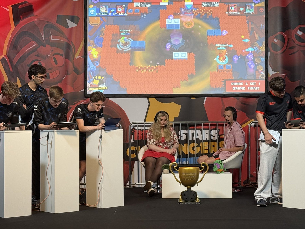 Caster und Spieler beim Grand Final der Brawl Stars Challengers DACH