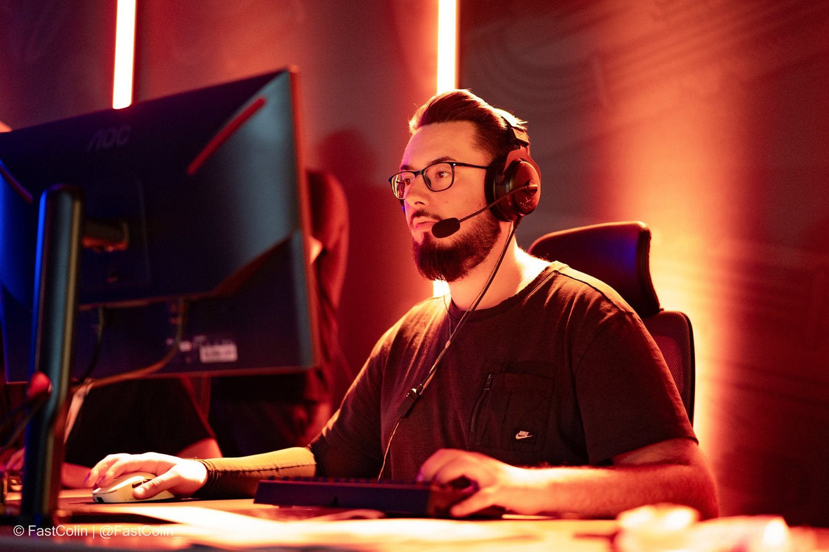 Spieler mit Gaming-Headset während eines Turniermatches