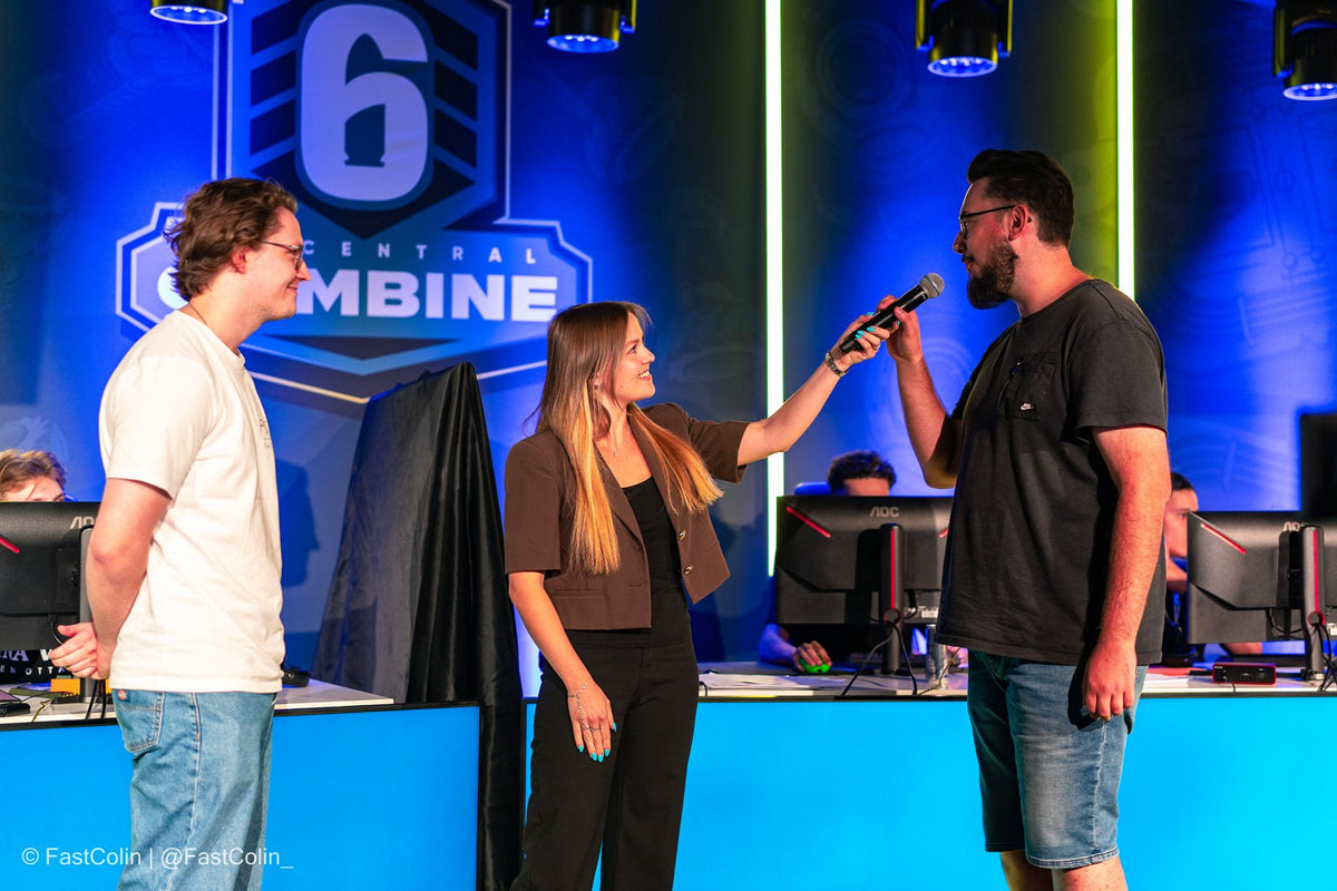 Moderatorin führt ein Bühneninterview beim R6 Central Combine 2026