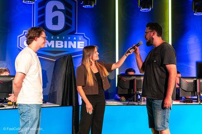 Moderatorin führt ein Bühneninterview beim R6 Central Combine 2026
