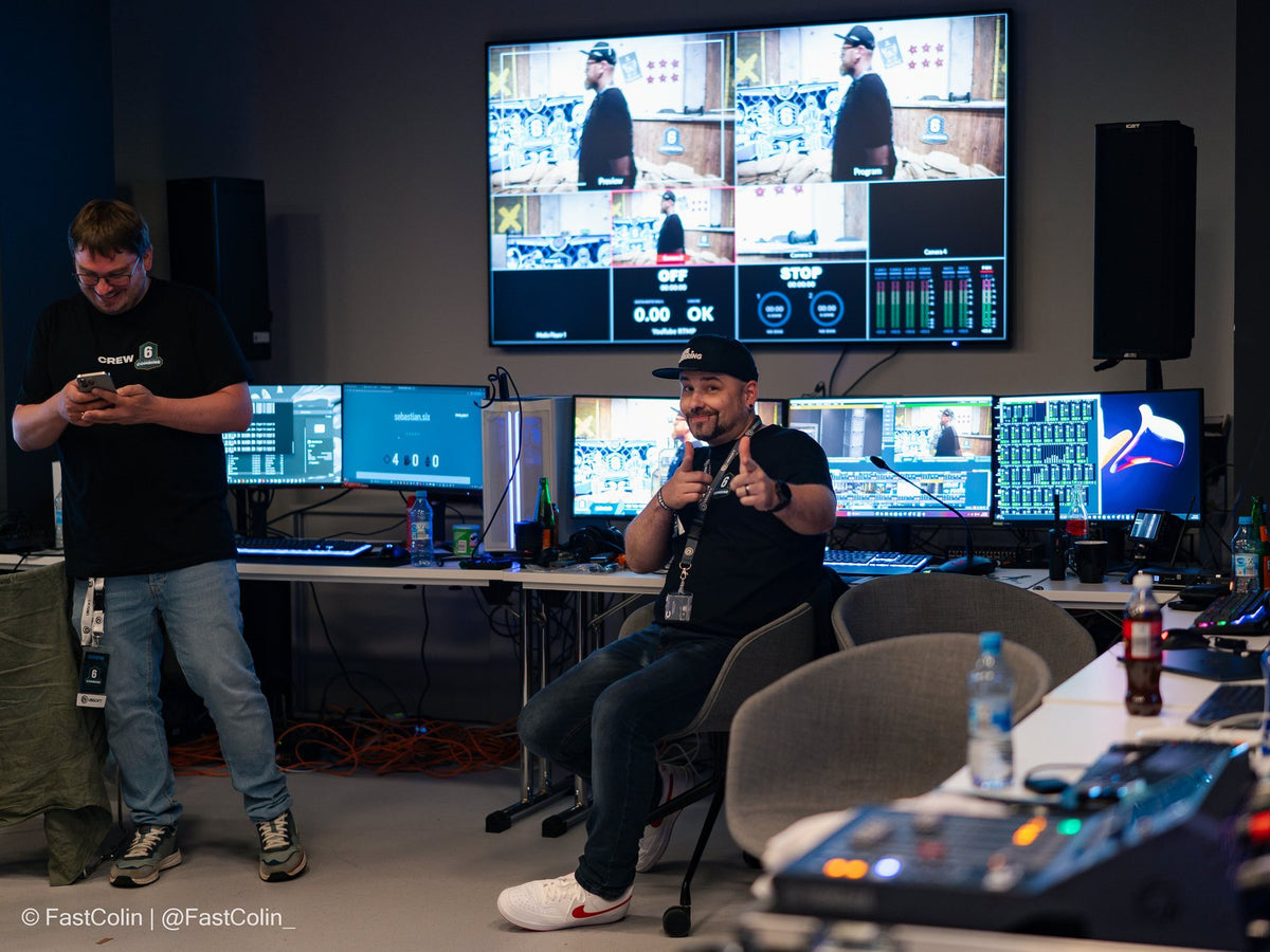 Regieplatz mit Bildmischer und Monitorwand beim R6 Central Combine 2026
