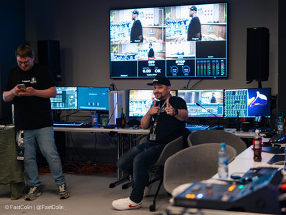 Regieplatz mit Bildmischer und Monitorwand beim R6 Central Combine 2026