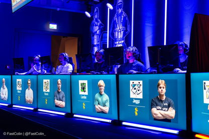 Spieler an Turnierplätzen auf der Bühne mit Team-Screens beim R6 Central Combine 2026