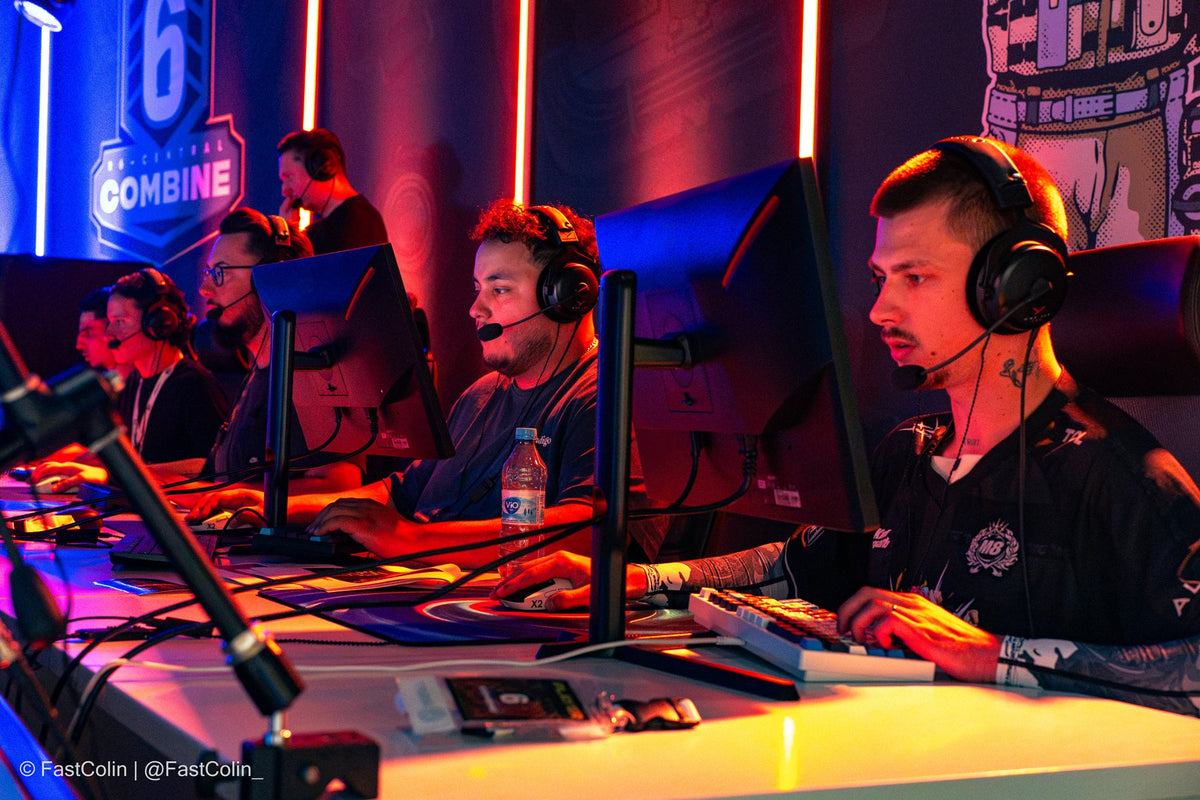 Spieler an Gaming-PCs im Match unter Rotlicht